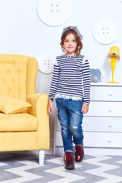 Mode-Stil Kleidung für Kind kleine Mädchen tragen Streifen-T-s — Stockfoto