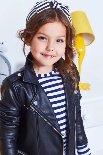 Retrato de pequeña dama bonita niña linda sonrisa de niño rizado b — Foto de Stock