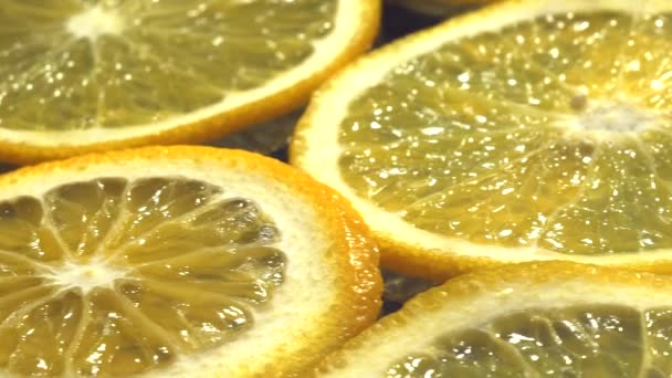 Orange Skivad Tunt Lobules Lögner Mörk Bakgrund Saftiga Välsmakande Citrus — Stockvideo