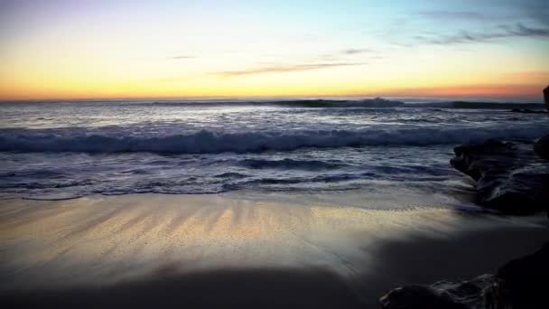 大海深蓝色 海浪被夏日海岸的沙滩冲刷 太阳的光芒 — 图库视频影像