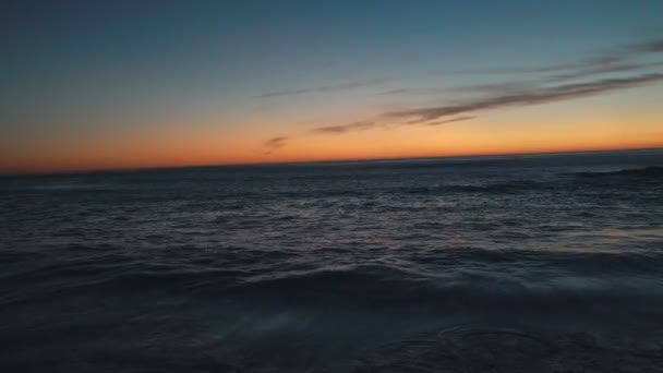 Океан Темно Синий Волны Омывает Песчаный Пляж Летнего Побережья Лучи — стоковое видео