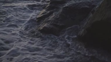 Okyanusun derin mavi, dalgalar güneş ışınlarının yaz sahil kumlu plaj tarafından yıkanır.