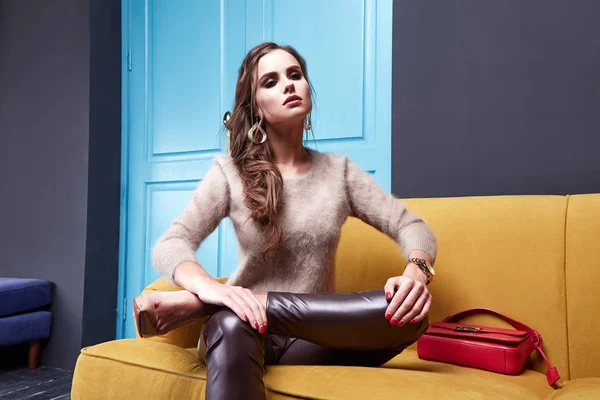 Sexy vrouw schoonheid make-up slijtage schuim skinny broek kasjmier wol — Stockfoto