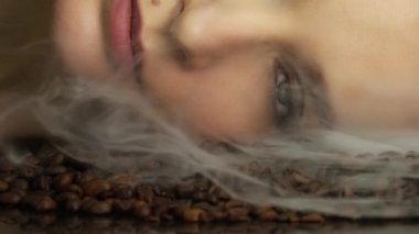 Güzel yüzünü seksi kadın güzel güzellik yüz kozmetik makyaj maskara ruj cilt bakım aroma kahve tahıl lezzet koku açık gözler göz moda stil maskara vizyon Cafe sıcak duman kadar kapatın.
