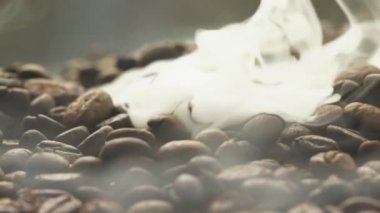 Fried kahve çekirdekleri, lezzetli aroma, duman, kavrulmuş tahıl kafe lezzet tat sıcak taze koku sabah ile kaplı 