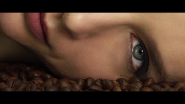 Dekoratif Kozmetik Bakım Yalanlar Üzerine Kavrulmuş Kahve Çekirdekleri Yüzü Ile — Stok video