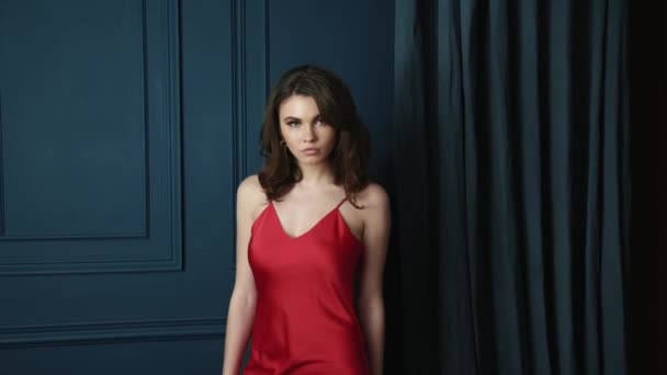 Krásná Bruneta Žena Dáma Červené Hedvábné Šaty Večerní Make Opírala — Stock video