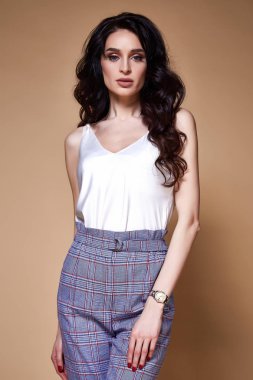 Seksi güzellik kadın oldukça yüz kahverengi deri giyim ipek bluz ve pantolon