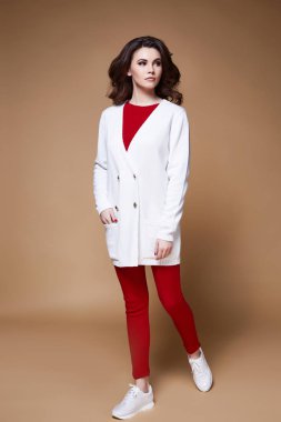 Seksi güzellik kadın güzel yüzü kahverengi deri giyim leylak ipek elbise lon