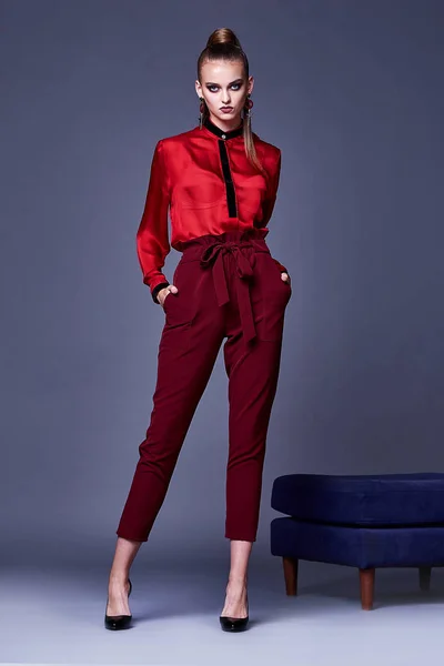 Belle jolie femme sexy porter chemisier en soie rouge et pantalon skinn — Photo