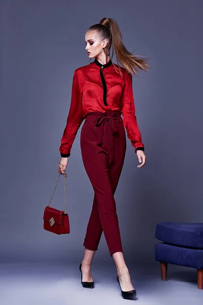Hermosa mujer bonita sexy usar blusa de seda roja y pantalones de piel —  Fotos de Stock