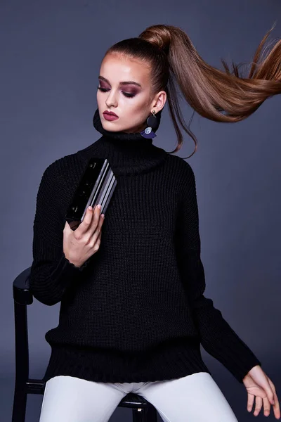 Estilo de moda mujer cuerpo perfecto forma morena pelo desgaste negro — Foto de Stock