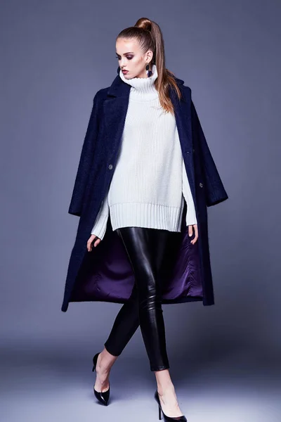 Hermosa mujer sexy desgaste abrigo abrigo suéter blanco pantalones mee — Foto de Stock