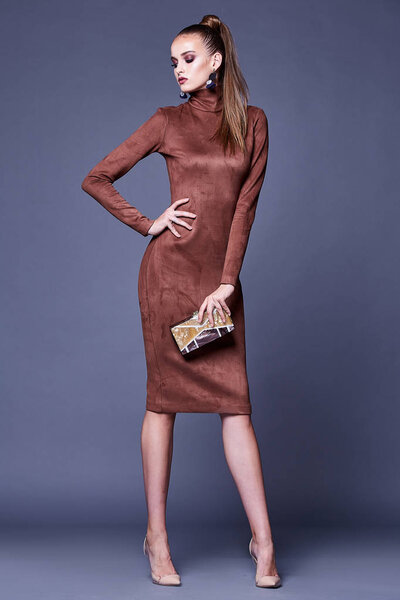 Гламурная мода женщина длинные брюнетки волосы натуральный вечерний макияж
 