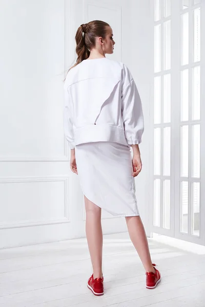 Joven modelo femenino hermoso en vestido blanco traje falda chaqueta sp — Foto de Stock