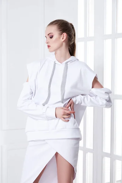 白いドレス スーツ スカートの若い美しい女性モデル ジャケット sp — ストック写真