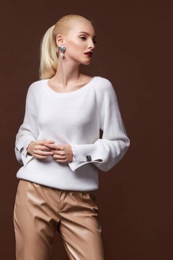 Seksi, güzel bir kadın. Moda mankeni, sarı saç makyajı.