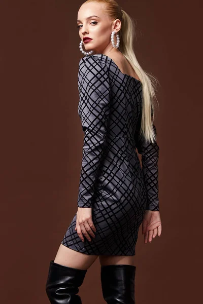 Mooie sexy blonde vrouw business office stijl mode kleding — Stockfoto
