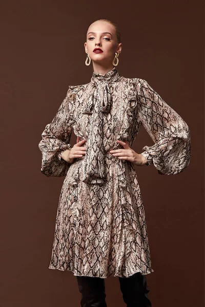 Modelo de moda bonita usar roupas vestido de seda animal impressão loira — Fotografia de Stock