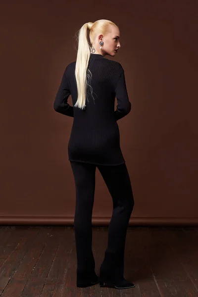 Gyönyörű szexi fiatal üzleti nő szőke haj este smink mi — Stock Fotó