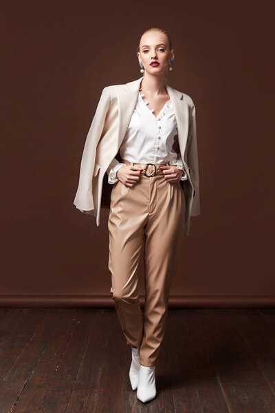 Сексуальная красивая деловая женщина женщина босс исполнительный директор долго макияж
 