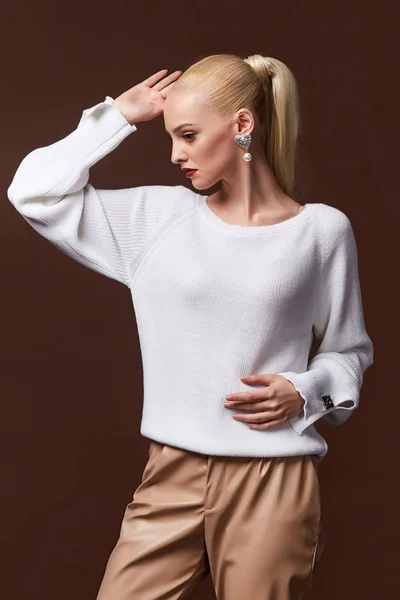 Sexy mooie vrouw mode glamour model blond haar make-up wea — Stockfoto