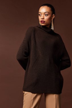 Portre güzel moda model koyu renk saç tarzı güzel.
