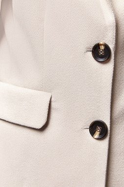 Güzel, seksi bir kadın iş buluşmasında iş elbisesi giyer.