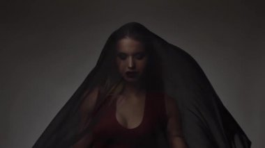 Güzel yüzlü kadın, portreyi kapat, doğal makyaj, kozmetik el, tırnak, mükemmel dudaklar, siyah burun, ipek..