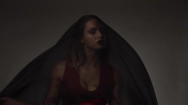 Güzel yüzlü kadın, portreyi kapat, doğal makyaj, kozmetik el, tırnak, mükemmel dudaklar, siyah burun, ipek..