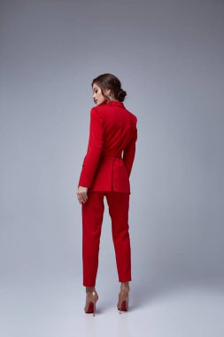 Güzel, genç, güzel bir kadın. Parlak kırmızı bir akşam makyajı. 