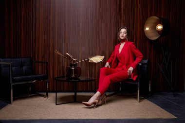 Güzel, genç, güzel bir kadın. Parlak kırmızı bir akşam makyajı. 