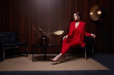 Güzel, genç, güzel bir kadın. Parlak kırmızı bir akşam makyajı. 