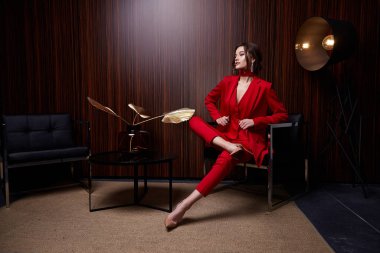 Güzel, genç, güzel bir kadın. Parlak kırmızı bir akşam makyajı. 