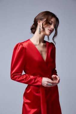 Güzel, genç, seksi bir kadın. İnce yapılı, akşam makyajlı fashi.