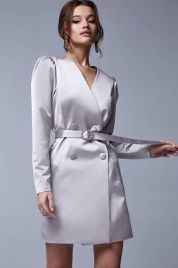 Güzel seksi genç iş kadını esmer saçlı akşam m