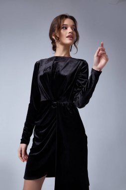 Güzel seksi genç iş kadını esmer saçlı akşam m