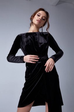 Güzel seksi genç iş kadını esmer saçlı akşam m