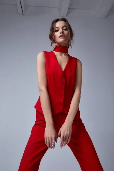 Linda jovem mulher bonita maquiagem noite brilhante de vermelho brilhante — Fotografia de Stock