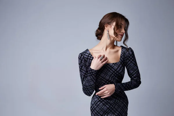 Mooie sexy brunette vrouw business office stijl mode stolsel — Stockfoto
