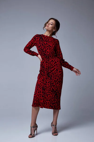 Sexy jolie mode femme porter imprimé animal robe rouge casual tre — Photo