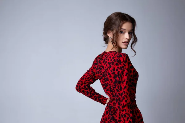 Sexy hezká módní žena nosit zvíře tisk červené šaty ležérní tre — Stock fotografie