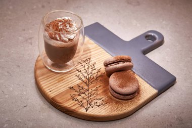 Ahşap organik servisten yapılmış özel boyalı bir kesim tahtası.