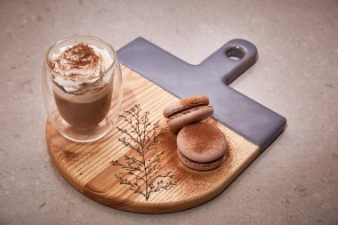 Ahşap organik servisten yapılmış özel boyalı bir kesim tahtası.