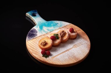 Ahşap organik servisten yapılmış özel boyalı bir kesim tahtası.