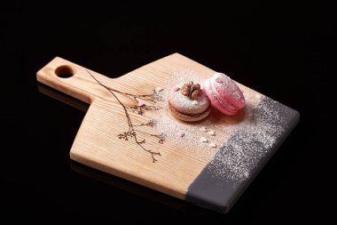 Ahşap organik servisten yapılmış özel boyalı bir kesim tahtası.