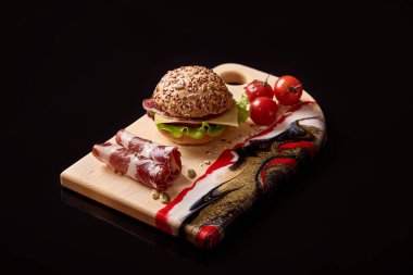 Ahşap organik servisten yapılmış özel boyalı bir kesim tahtası.