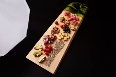 Ahşap organik servisten yapılmış özel boyalı bir kesim tahtası.