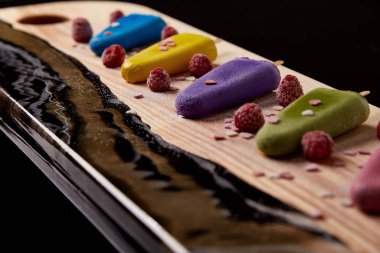 Ahşap organik servisten yapılmış özel boyalı bir kesim tahtası.