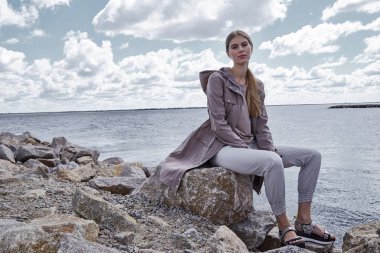 Güzel, seksi, sarışın, uzun saçlı, yumuşak doğal bir kadın.